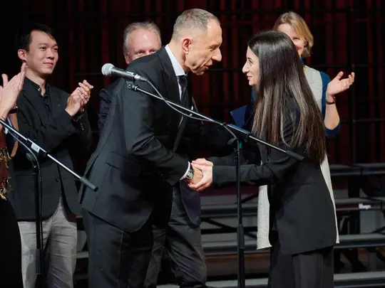 Rektor AMKL prof dr hab. Krystian Kiełb wręczą nagrodę Laureatce I miejsca &ndash; Sophii Khutsishvili