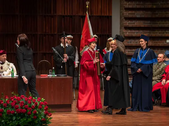 Prorektor Akademii Sztuk Teatralnych prof. dr hab. Elżbieta Czaplińska-Mrozek zaprasza na estradę doktor&oacute;w i wręcza dyplomy