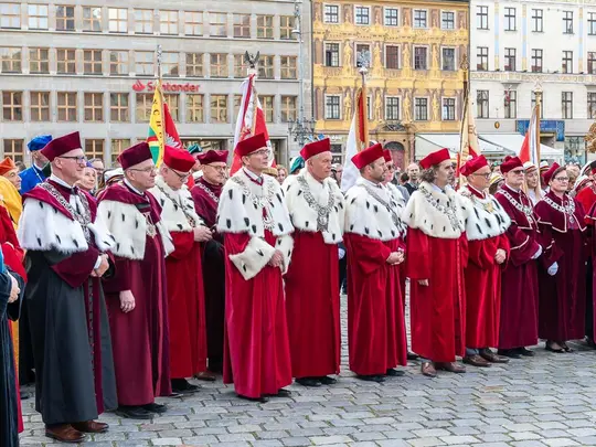 IM Rektorzy KRUWiO na wrocławskim Rynku podczas oficjalnego ogłoszania rozpoczęcia roku akademickiego 2023/2024 przez Przewodniczącego KRUWiO prof. dr. hab. Krystiana Kiełba.