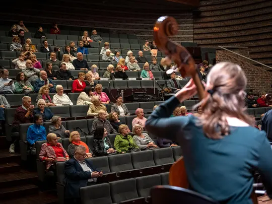 The audience gathered during the open rehearsal