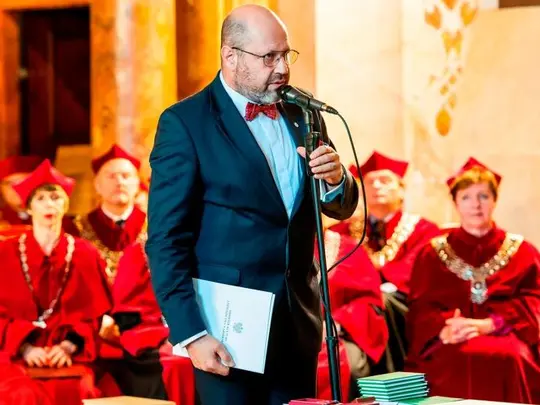 Przemawia Piotr Milwiw-Baron, Zastępca Dyrektora Departamentu Szkolnictwa Artystycznego i Edukacji Kulturalnej Ministerstwa Kultury i Dziedzictwa Narodowego