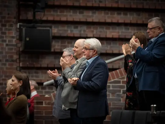 Członkowie wsp&oacute;lnoty AMKL podczas ogłoszenia wynik&oacute;w wybor&oacute;w Rektora Akademii Muzycznej im. Karola Lipińskiego we Wrocławiu na kadencję 2024-2028