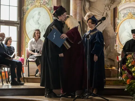 Rektor Akademii Muzycznej im. Karola Lipińskiego we Wrocławiu, prof. dr hab. Krystian Kiełb, wręcza wyr&oacute;żniony dyplom doktora sztuki w dziedzinie sztuki, dyscyplinie artystycznej sztuki muzyczne, dr. Tomaszowi Marutowi.