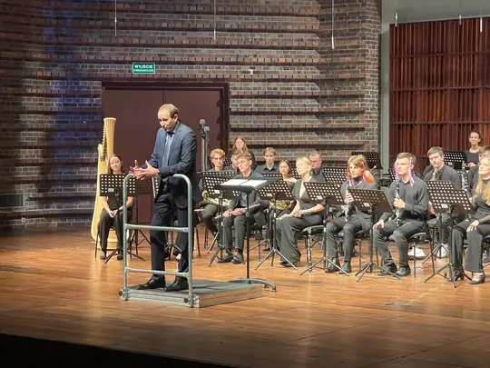 dr Piotr Bugaj i Orkiestra Dęta AMKL