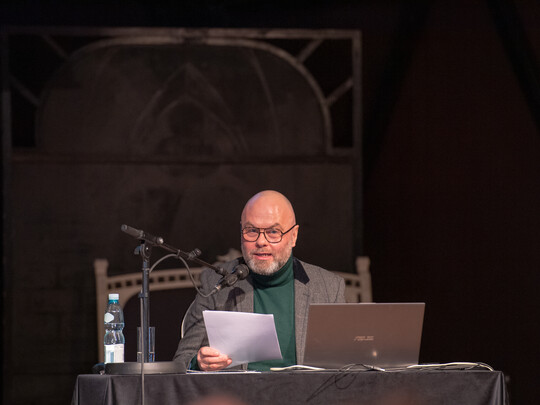 Dr. hab. Artur Wr&oacute;bel, prof. AMKL - Taming the Elements - The role of the conductor in the premieres of contemporary vocal-instrumental works as exemplified by the "Elements" concert at the Sudecka Philharmonic