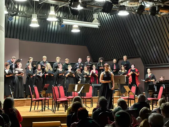 Koncert kolędowo-karnawałowy, wyk. Ch&oacute;r Kamerlany AMKL pod kierownictwem artystycznym prof. dr hab. Jolanty Szybalskiej-Matczak we wsp&oacute;łpracy z mgrem Kacprem Kubiakiem, Orkiestra Smyczkowa Wydziału Edukacji Muzycznej, Ch&oacute;ralistyki i Muzyki Kościelnej pod k