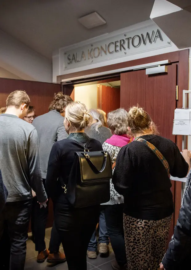 Publiczność gromadząca się w Sali Koncertowej AMKL