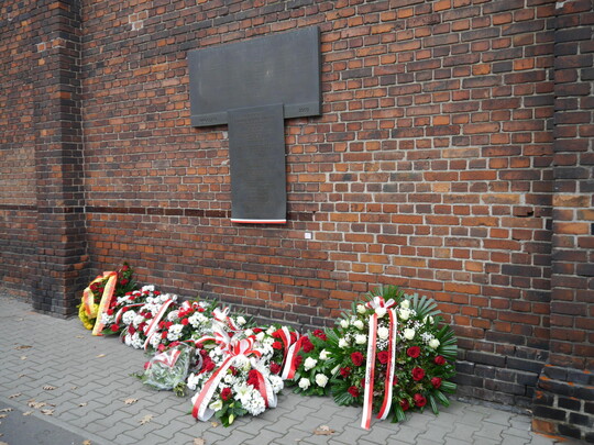 Złożenie kwiat&oacute;w pod tablicą upamiętniającą Profesor&oacute;w Krakowskich więzionych we Wrocławiu w 1939 r., ul. Kleczkowska/Reymonta