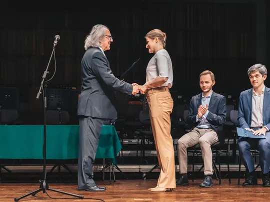 prof. dr hab. Marek Pijarowski wręcza dyplomy Finalistom