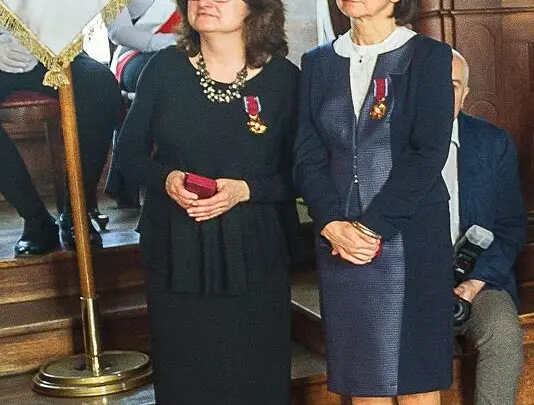 (Od lewej) prof. dr hab. Helena Furmanowicz-Kurzyńska oraz dr hab. Ewa Prawucka, prof. nadzw. odznaczone Złotym Krzyżem Zasługi