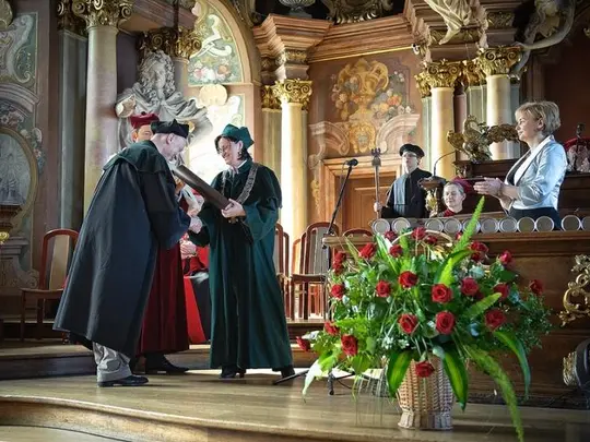 Wręczenie dyplomu doktora sztuki panu Tomaszowi Głuchowskiemu przez prodziekana Wydziału Instrumentalnego dr hab. Annę Gągolę