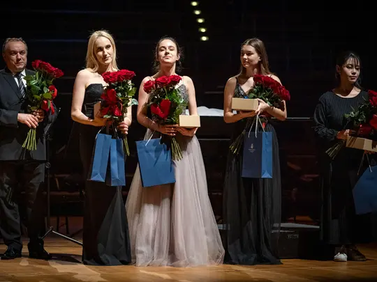 Laureatki I Międzynarodowego Konkursu Skrzypcowego im. Karola Lipińskiego oraz prof. dr hab. Bartosz Bryła