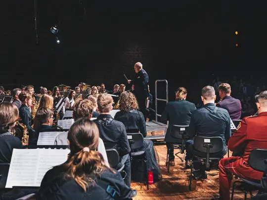 Maestro Lev Arstein podczas Koncertu Galowego Uczestnik&oacute;w Orkiestry Saksofonowej
