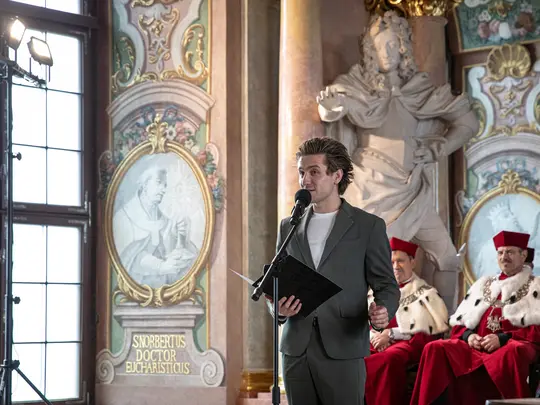 Wystąpienie przedstawiciela dyplomant&oacute;w trzech uczelni artystycznych Wrocławia mgra Jana Kowalewskiego, absolwenta kierunku aktorstwo prowadzonego na Wydziale Aktorskim AST Filia we Wrocławiu