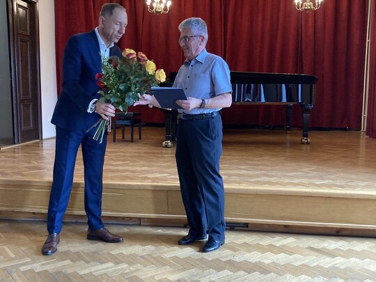 Podziękowanie za wieloletnią pracę w Akademii Muzycznej im. Karola Lipińskiego we Wrocławiu dla Pana kierownika dr. inż. Ryszarda Tomczyka