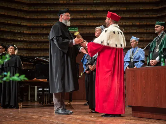 Rektor Akademii Sztuk Pięknych prof. dr hab. Wojciech Pukocz zaprasza na estradę doktor&oacute;w habilitowanych i wręcza dyplomy