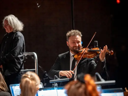 Maestro Marek Pijarowski oraz Radosław Pujanek, koncertmistrz Akademickiej Orkiestry Symfonicznej