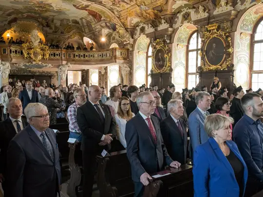 Goście zgromadzeni na Uroczystej Promocji Doktor&oacute;w i Doktor&oacute;w Habilitowanych Sztuki Uczelni Artystycznych Wrocławia 2024.