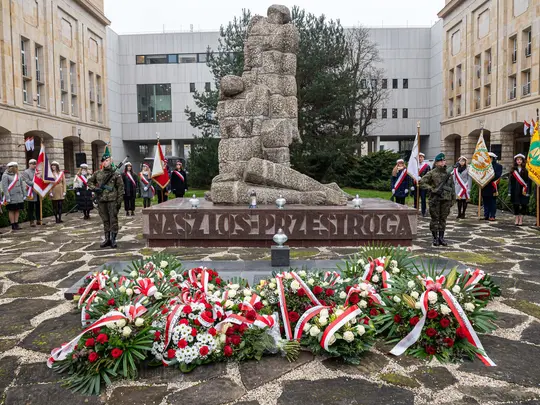 Złożenie kwiat&oacute;w pod pominikiem Martyrologii Profesor&oacute;w Lwowskich, skwer im. Kazimierza Idaszewskiego