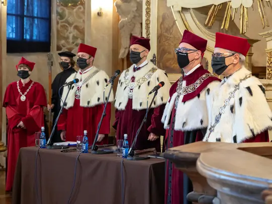 Rektor Akademii Muzycznej im. Karola Lipińskiego we Wrocławiu, prof. dr hab. Krystian Kiełb rozpoczyna uroczystość