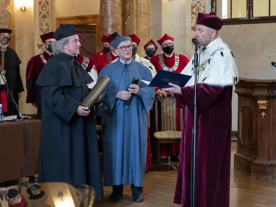 Rektor Akademii Muzycznej, prof. dr hab. Krystian Kiełb, składa gratulacje Doktorowi Honoris Causa - prof. dr. hab. Markowi Pijarowskiemu