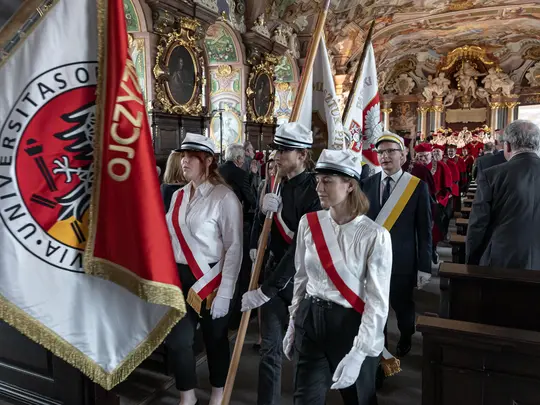 Uroczysty orszak akademicki zamykający pierwszą część Środowiskowej Inauguracji Roku Akademickiego 2022/2023 w Auli Leopoldina