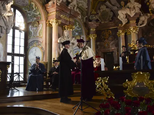 Rektor Akademii Muzycznej prof. dr hab. Krystian Kiełb  wręcza dyplomy Doktorom i Doktorom Habilitowanym