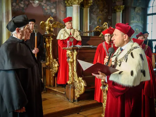 Prof. dr hab. Krystian Kiełb, Rektor Akademii Muzycznej im. Karola Lipińskiego we Wrocławiu odczytuje treść dyplomu w języku łacińskim