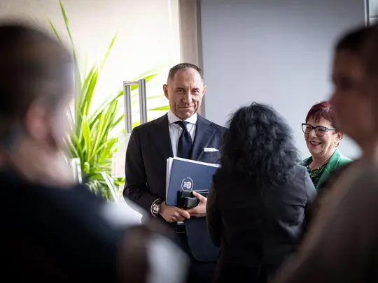 Prof. dr hab. Krystian Kiełb oraz członkowie wsp&oacute;lnoty akademickiej zgromadzeni podczas wybor&oacute;w