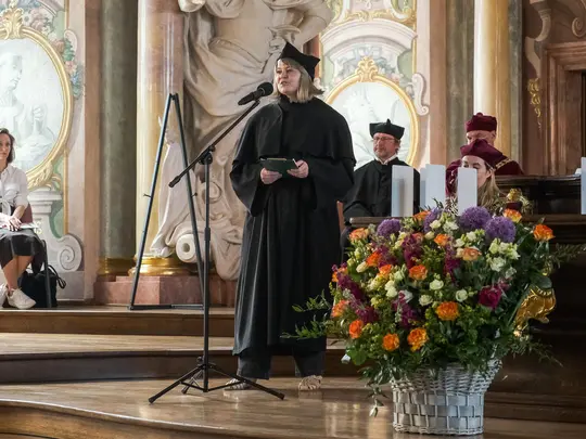 Wystąpienie dr hab. Anny Bujak (Akademia Sztuk Pięknych im. Eugeniusza Gepperta we Wrocławiu), przedstawicielki promowanych na stopnie doktora i doktora habilitowanego sztuki.