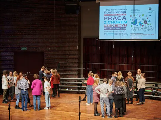 Uczestnicy II Międzynarodowej Konferencji Praca z ch&oacute;rem dziecięcym podczas warsztat&oacute;w mgr Maliny Sarnowskiej
