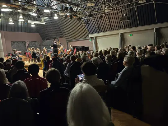 Koncert kolędowo-karnawałowy, wyk. Ch&oacute;r Kamerlany AMKL pod kierownictwem artystycznym prof. dr hab. Jolanty Szybalskiej-Matczak we wsp&oacute;łpracy z mgrem Kacprem Kubiakiem, Orkiestra Smyczkowa Wydziału Edukacji Muzycznej, Ch&oacute;ralistyki i Muzyki Kościelnej pod k