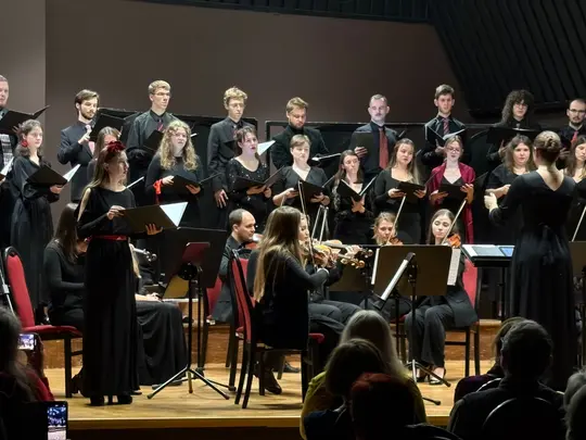 Koncert kolędowo-karnawałowy, wyk. Ch&oacute;r Kamerlany AMKL pod kierownictwem artystycznym prof. dr hab. Jolanty Szybalskiej-Matczak we wsp&oacute;łpracy z mgrem Kacprem Kubiakiem, Orkiestra Smyczkowa Wydziału Edukacji Muzycznej, Ch&oacute;ralistyki i Muzyki Kościelnej pod k