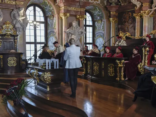 Rektor Akademii Muzycznej prof. dr hab. Krystian Kiełb  wręcza dyplomy Doktorom i Doktorom Habilitowanym