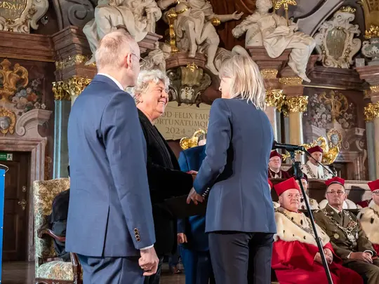 Prof. Dr. hab. Stanisław Bereś accepts congratulations from the Vice-President of Wrocław, Beata Granowska, and the Director of the Ossoliński National Institute, Dr. Łukasz Kamiński
