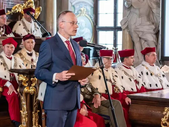 The director of the Ossoliński National Institute, Dr. Łukasz Kamiński, delivers a laudatory speech for the winner of the Wrocław Scientific Award, Prof. Stanisław Bereś