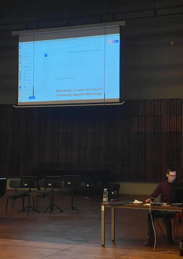 Wykład Wsp&oacute;łczesne techniki wykonawcze w literaturze wiolonczelowej XX i XXI wieku. Horyzonty wykonawstwa dra Mikołaja Pałosza