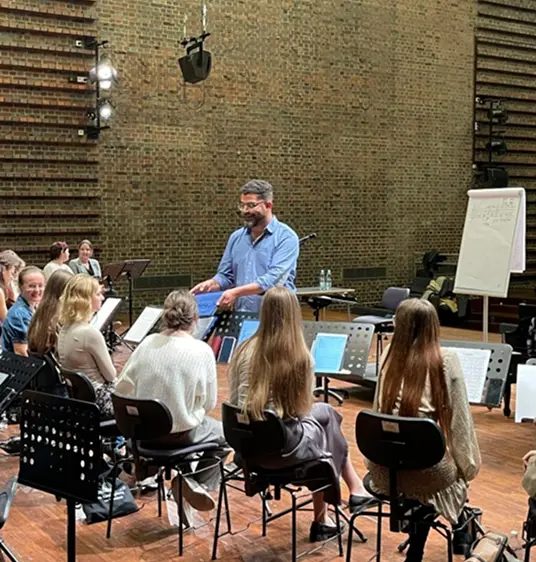 Zdjęcie przedstawia trwające zajęcia na uczelni