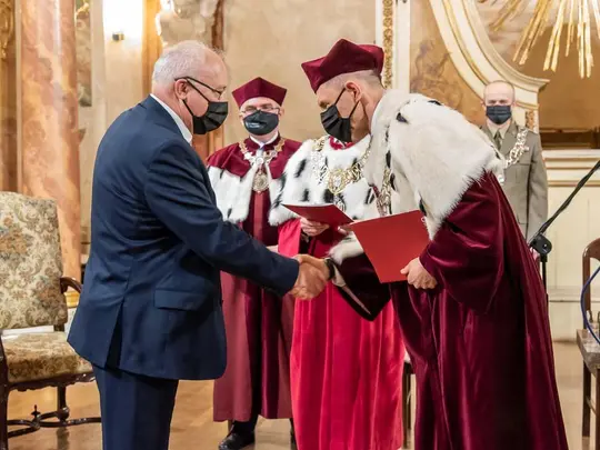 Nagrodę im. prof. J&oacute;zefa Dudka za działalność na rzecz integracji środowiska akademickiego otrzymuje prof. zw. dr hab. n. med. Krzysztof Simon