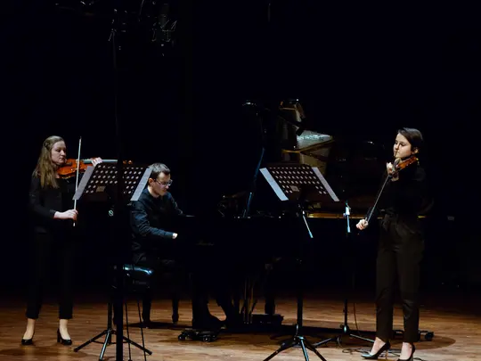 Dominika Cecot &ndash; I skrzypce, Kinga Biesiadecka &ndash; II skrzypce, Karol Knapiński &ndash; fortepian