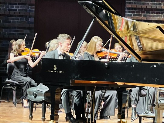 Piotr Lara (pianista) wraz z Akademicką Orkiestrą Symfoniczną