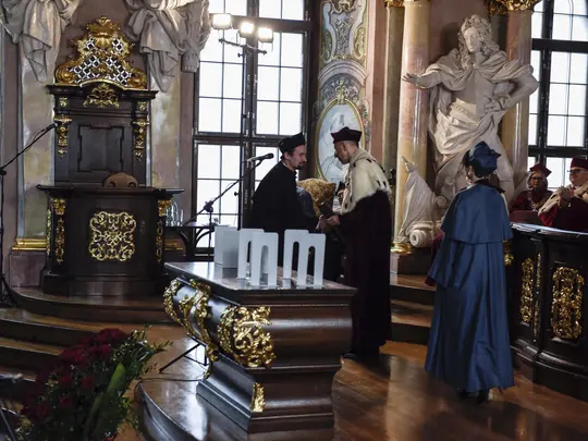 Rektor Akademii Muzycznej prof. dr hab. Krystian Kiełb  wręcza dyplomy Doktorom i Doktorom Habilitowanym