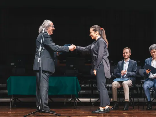 prof. dr hab. Marek Pijarowski wręcza dyplomy Finalistom