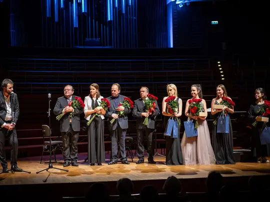 Laureatki I Międzynarodowego Konkursu Skrzypcowego im. Karola Lipińskiego wraz z Jury Konkursu: dr hab. Paweł Jabłczyński, prof. dr hab. Jarosław Pietrzak, sekretarz Jury dr Magdalena Ziarkowska-Kołacka, prof. Florin Croitoru, prof. dr hab. Bartosz Bryła