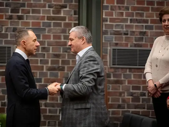 Prof. dr hab. Krystian Kiełb przyjmujący gratulacje