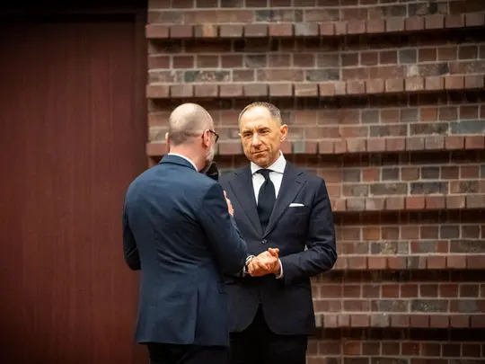 Dr hab. Artur Wr&oacute;bel, prof. AMKL, Przewodniczący Uczelnianej Komisji Wyborczej, wręcza prof. dr. hab. Krystianowi Kiełbowi akt stwierdzający wyb&oacute;r Rektora Akademii Muzycznej im. Karola Lipińskiego we Wrocławiu na kadencję 2024-2028