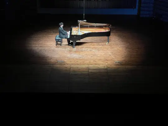 Występ Bartosza Kurdybachy podczas Niemiecko-polskiego koncertu fortepianowego