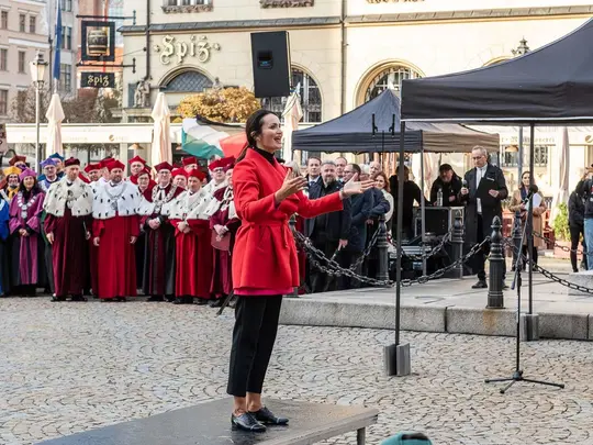 The combined academic choirs of Wrocław universities, conducted by Magdalena Wojtas, perform Gaudeamus igitur