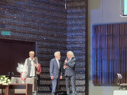 Prof. Dr. Hab. Marek Pijarowski congratulates Prof. Leszek Wisłocki