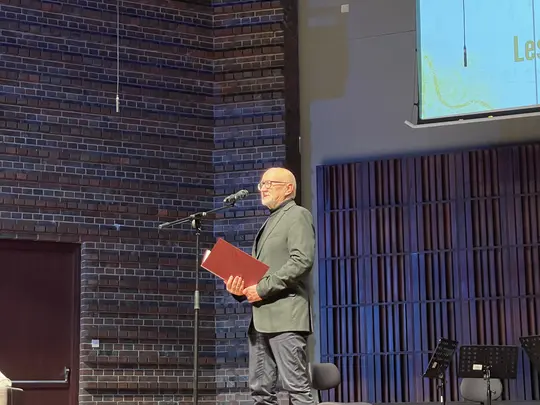 W imieniu Związku Kompozytor&oacute;w Polskich gratulacje prof. Leszkowi Wisłockiemu składa dr hab. Rafał Augustyn